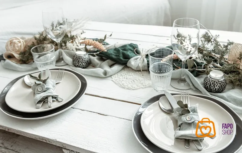 انتخاب ظروف پذیرایی مناسب و هنر چیدمان میز: راهنمای کامل برای میزبانی بی‌نقص