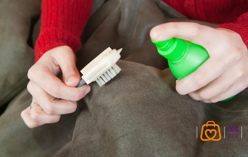 پاک کردن انواع لکه از روی مبل