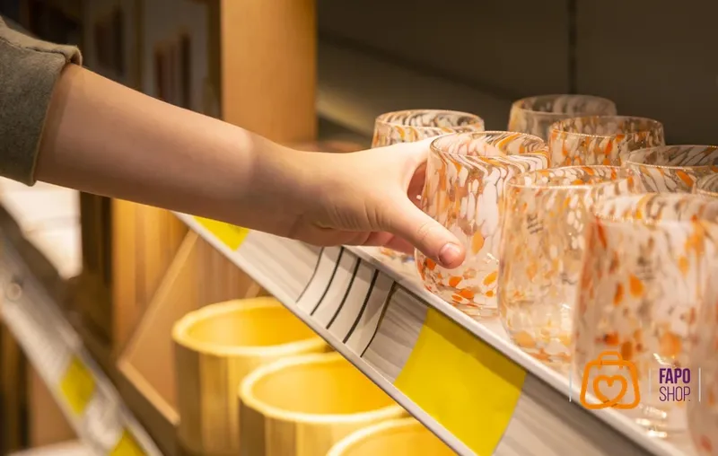 اشتباه ۳ — نپرسیدن درباره مقاومت در برابر ماشین ظرفشویی و مایکروویو