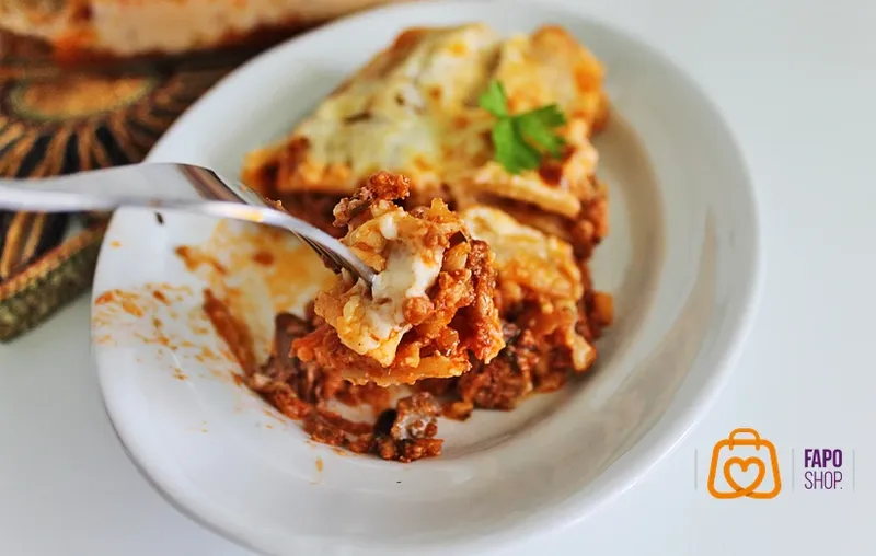 مرحله اول: آماده‌سازی سینه‌های مرغ