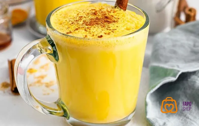 ۵. شیر زردچوبه: ضدالتهاب و تقویت‌کننده